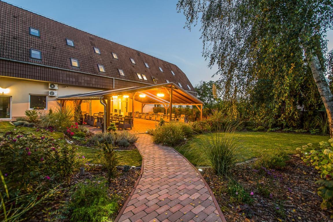 Arnyas Panzio Goedoello Bed & Breakfast Exterior photo
